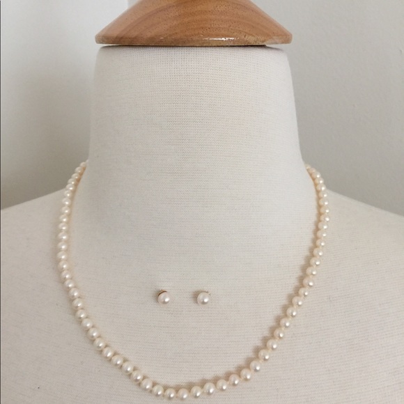 Pearl 17 in necklace w/ matching stud earrings
(EUC) - Picture 4 of 4
